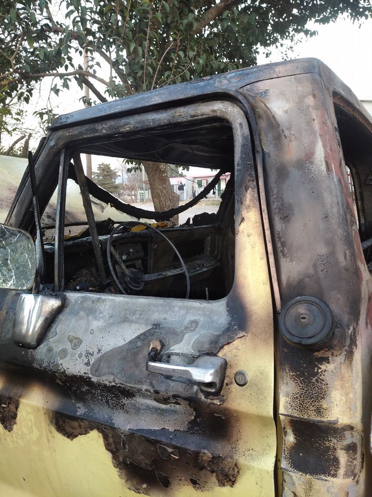 FOTO: Quemaron la camioneta de un cordobés sospechoso de coronavirus.