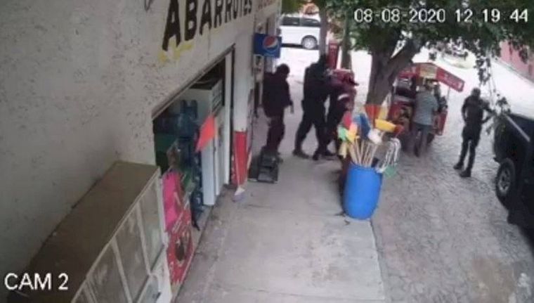 FOTO: Investigan secuestro de un comerciante por sujetos vestidos de policías en México