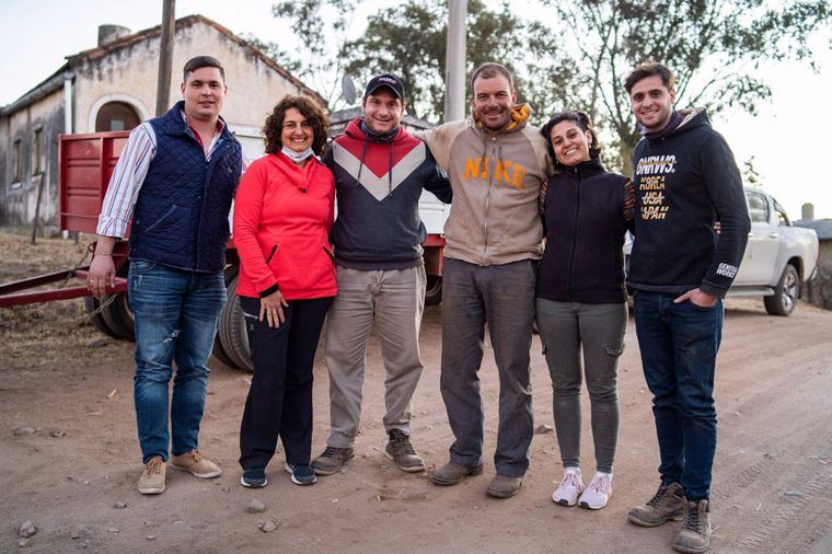 FOTO: Productores llevan comida a animales afectados por el fuego