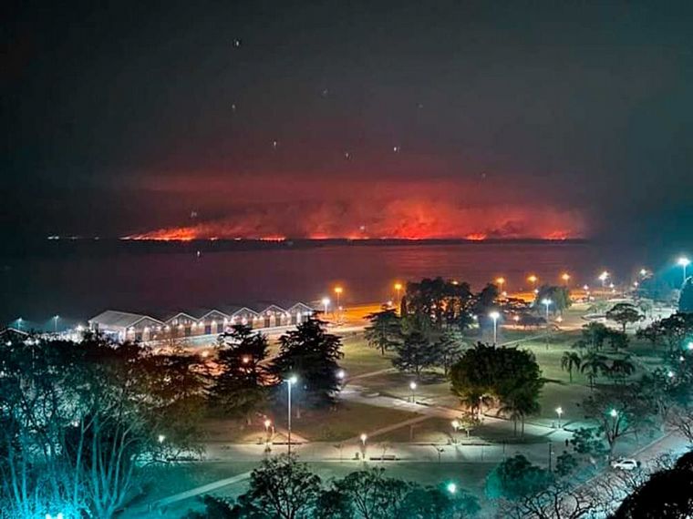 FOTO: El fuego de acerca a la zona del Paraná Viejo donde hay islas con viviendas.