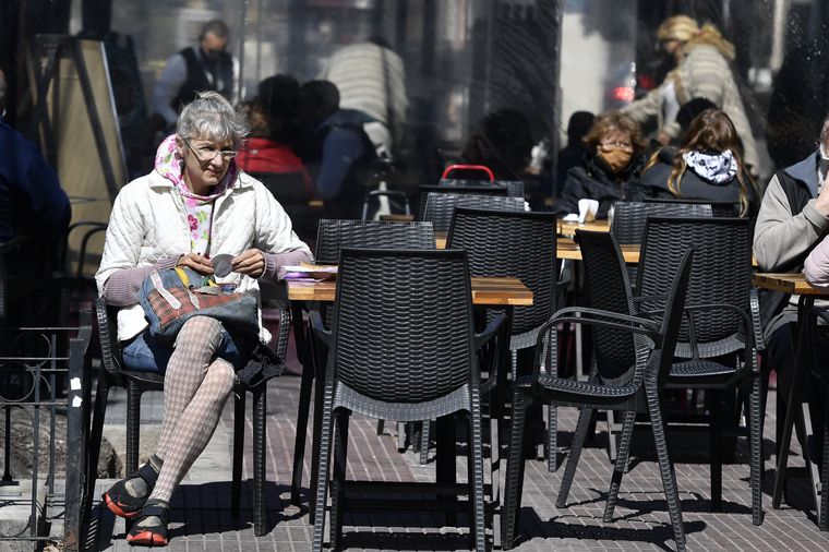 AUDIO: Se anticiparon y bares de Buenos Aires reabrieron este domingo.