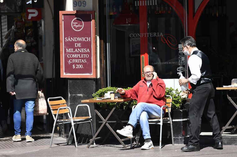 FOTO: Reabrieron bares y restaurantes en Buenos Aires.