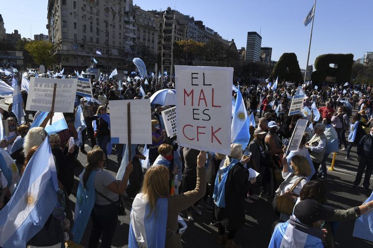 FOTO: Buenos Aires: Con diversas consignas, manifestantes protestan en el Obelisco