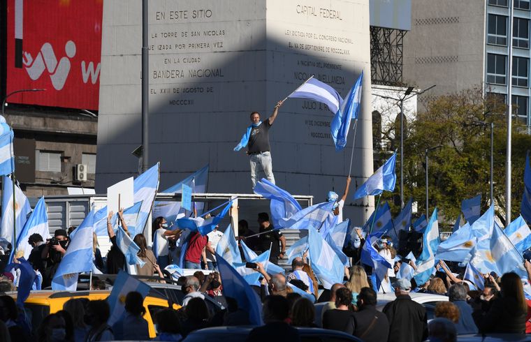 FOTO: Buenos Aires: Con diversas consignas, manifestantes protestan en el Obelisco