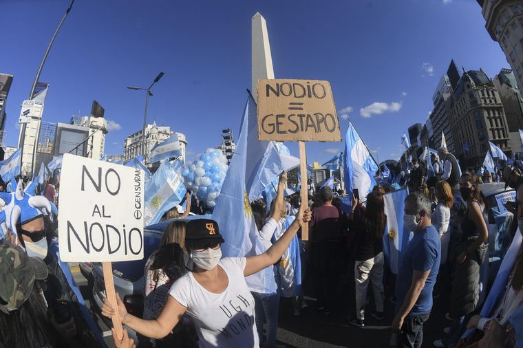 FOTO: Buenos Aires: Con diversas consignas, manifestantes protestan en el Obelisco