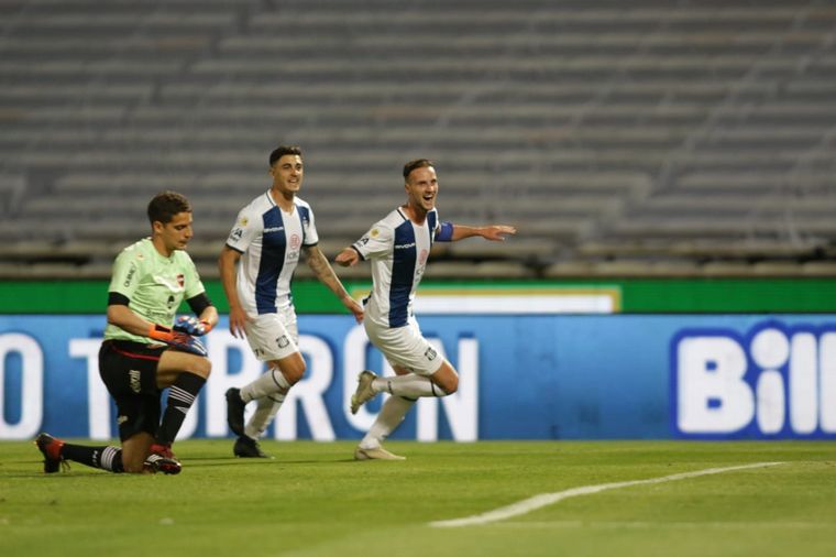 FOTO: El fútbol volvió este viernes de la mano de Talleres y Newell's en el Kempes.