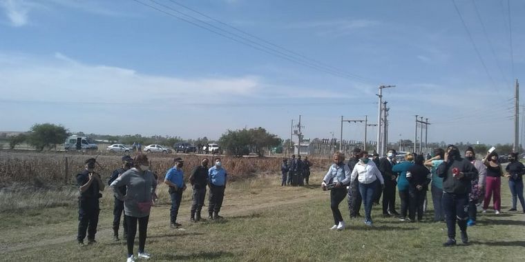 AUDIO: Protesta en Bouwer: una mujer se trepó a una antena