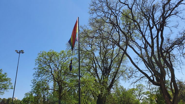 FOTO: Así luce la bandera tras el ataque.