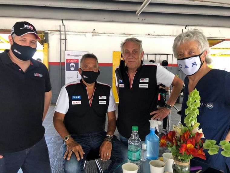 FOTO: Matías Rossi, piloto oficial y Gabriel Raies, embajador de la marca, con el Corolla.