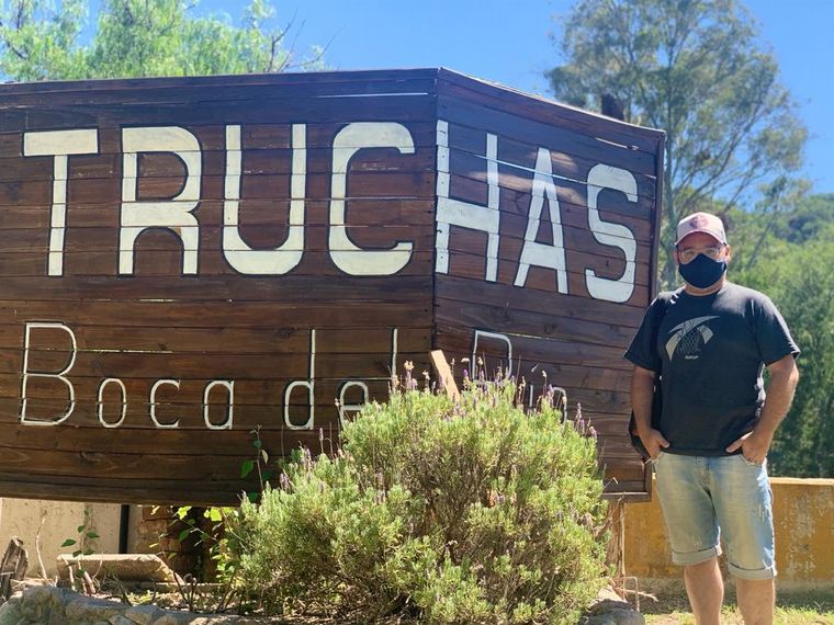 FOTO: Matias Arrieta en un criadero de truchas Boca del Río 