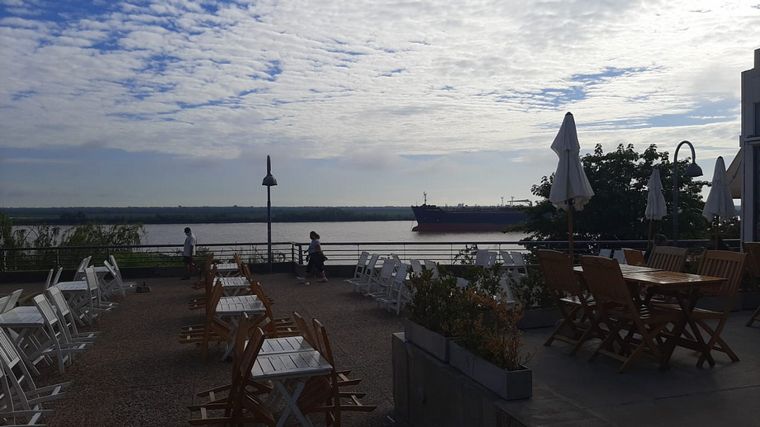 FOTO: Desayuno a la vera del Río Paraná en Rosario