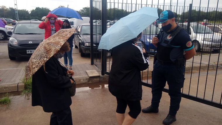 FOTO: Filas bajo la lluvia en el Centro de Convenciones.