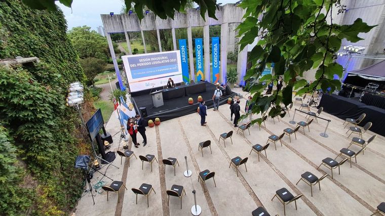 FOTO: Martín Llaryora inauguró las sesiones legislativas en el Jardín Botánico.