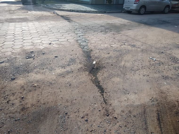 FOTO: Un bache rompió un auto en barrio General Paz