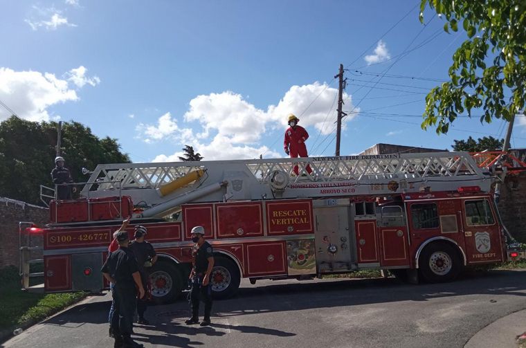 FOTO: Los bomberos trabajaron por horas para rescatar a la gatita