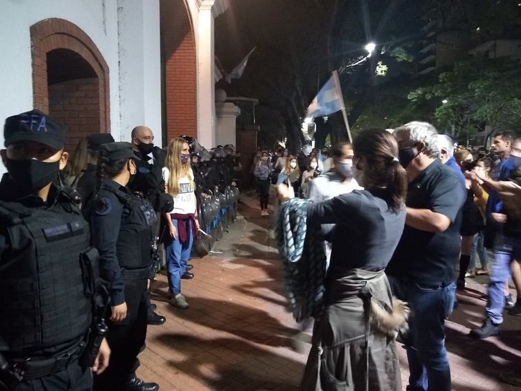 AUDIO: Vecinos y comerciantes reaccionaron a las restricciones con cacerolas en Buenos Aires