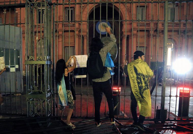 VIDEO: Incidentes frente a la Casa Rosada durante la marcha #17A