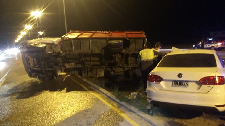 AUDIO: Un camión quedó tumbado al chocar con un auto en la Ruta 19