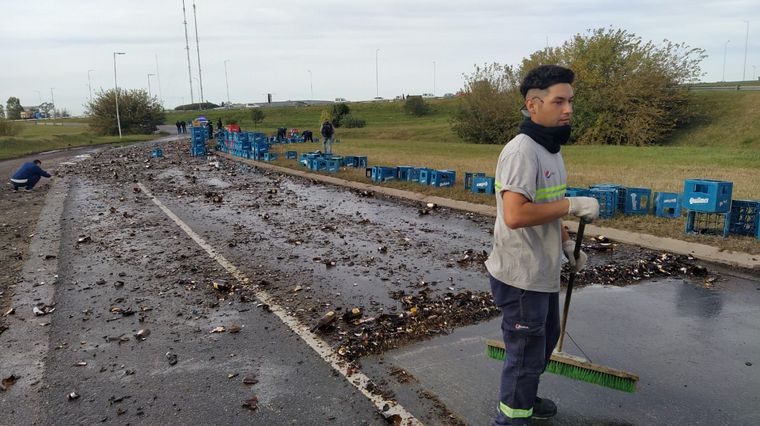 FOTO: Volcó un camión con cervezas en Córdoba.