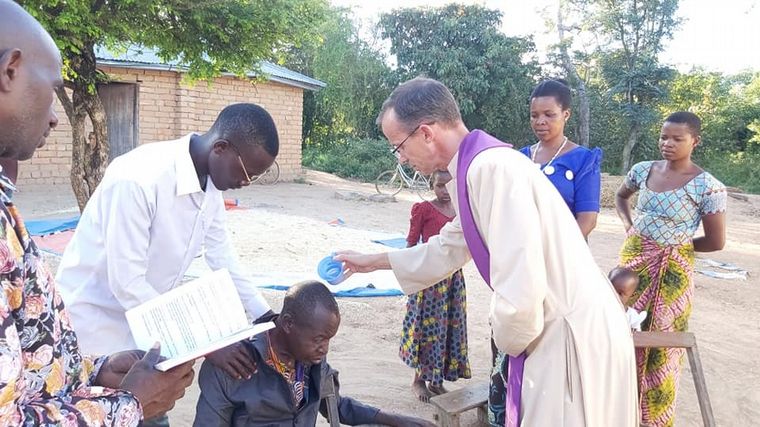 FOTO: La imagen del cura Brochero llegó a África