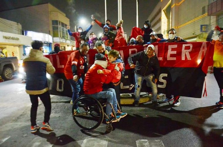 FOTO: Bajo cero, hinchas de Colón festejaron en Santa Cruz(FOTO: Javier Seveso)