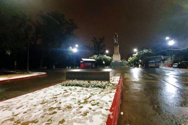 FOTO: Nieve en el Parque Sarmiento de la ciudad de Córdoba.