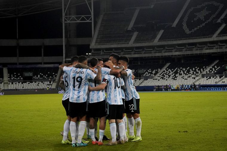 FOTO: Messi y De la Cruz, un gran duelo.