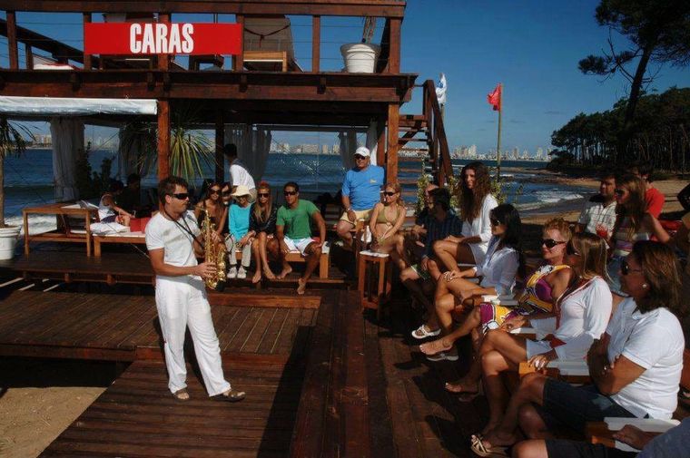 FOTO: Cordobés vive del saxo en una paradisíaca isla de Canarias