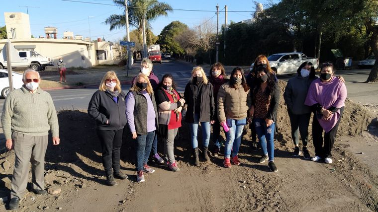 FOTO: Vecinos de Barrio Yofre I reclaman por cierre de paso nivel