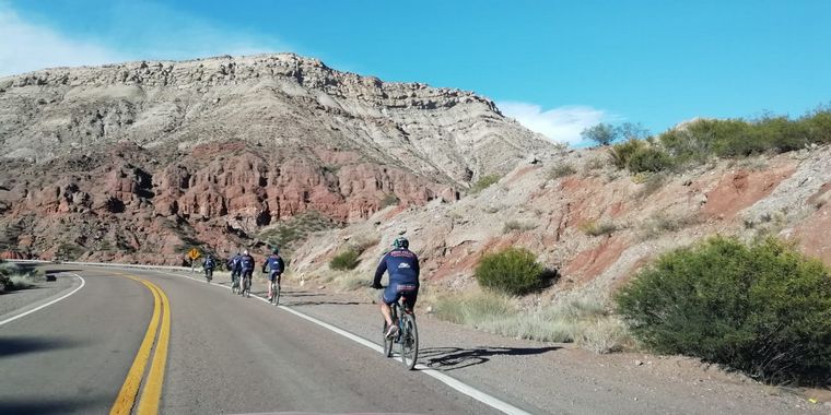 FOTO: Los ciclistas siguen visitando escuelas en Mendoza.