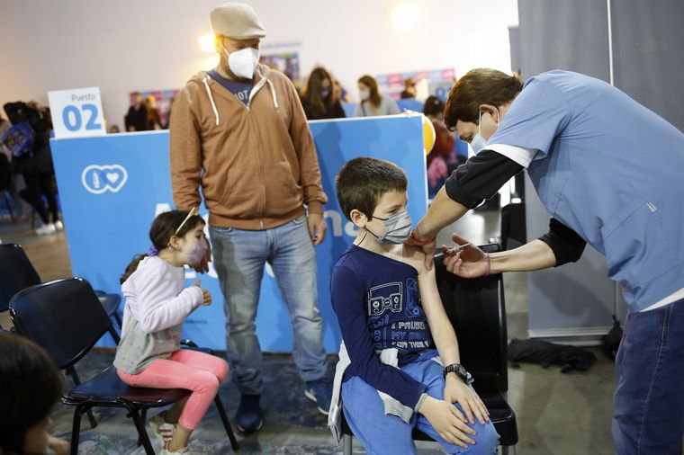 FOTO: Recibieron este martes su primera dosis de la vacuna contra el coronavirus.