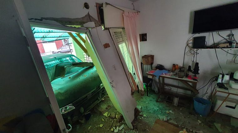 FOTO: Un auto se incrustó en una casa en Córdoba
