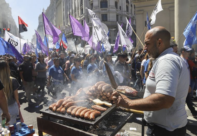 FOTO: Miles de personas llegaron hasta Plaza de Mayo para celebrar el Día de la Militancia