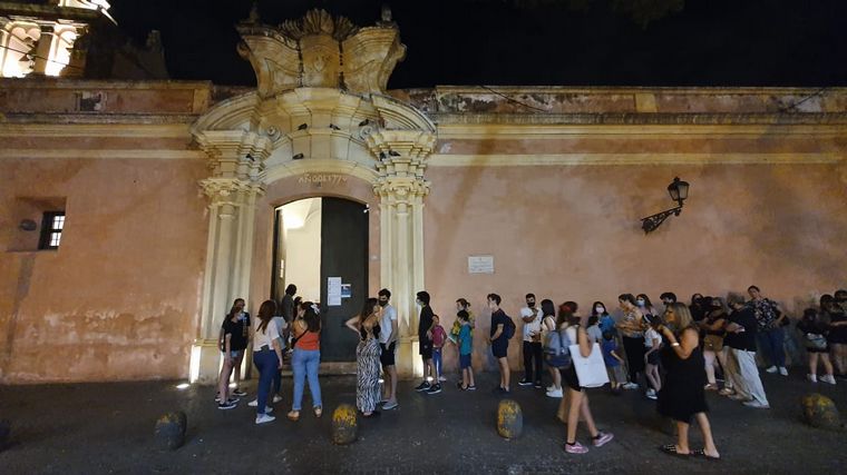 FOTO: Cientos de personas disfrutan de la Noche de los Museos en Córdoba.