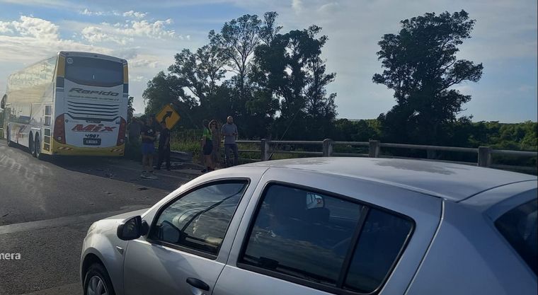 FOTO: Impactante choque entre un camión, un colectivo y ciclistas