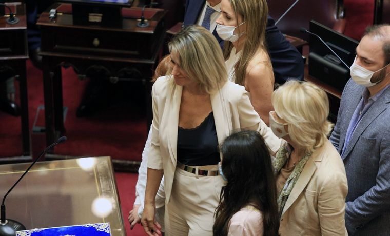 FOTO: Carolina Losada jura como senadora.