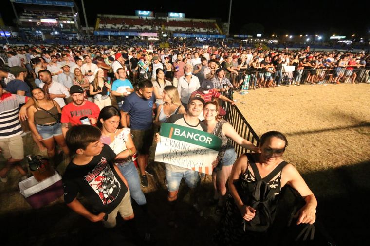 FOTO: Ahyre, el Indio Lucio Rojas y La Konga, lo destacado de la octava noche.