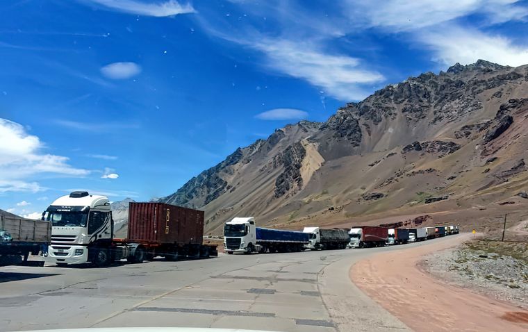 FOTO: Miles de camioneros están varados en el paso que conecta a Mendoza con Chile.