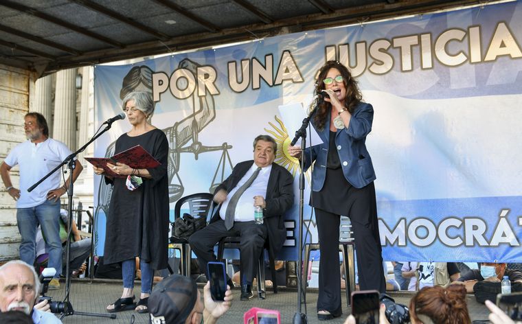 FOTO: Actrices leen comunicado contra Corte Suprema (NA)