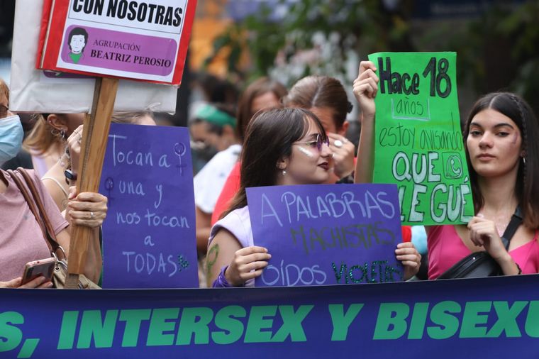 FOTO: Miles de mujeres marcharon por el centro cordobés por el 8 de marzo.