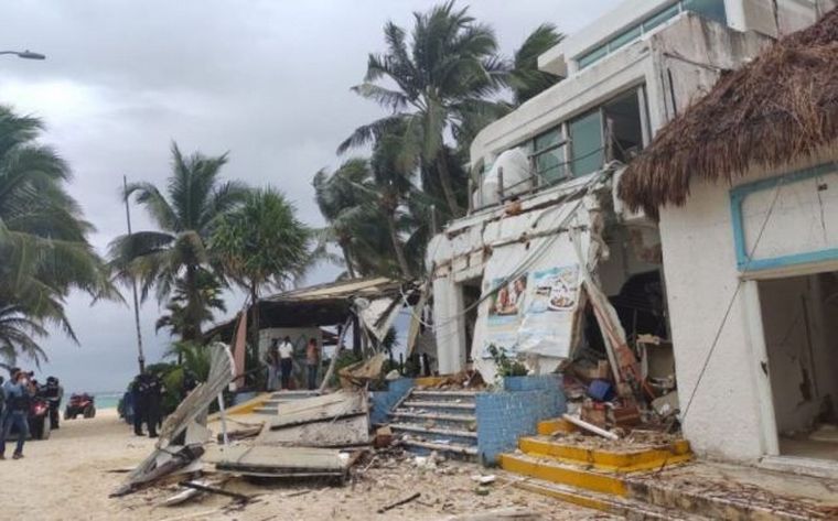 FOTO: Dos muertos y 21 heridos por una explosión en un restaurante de Playa de Carmen.