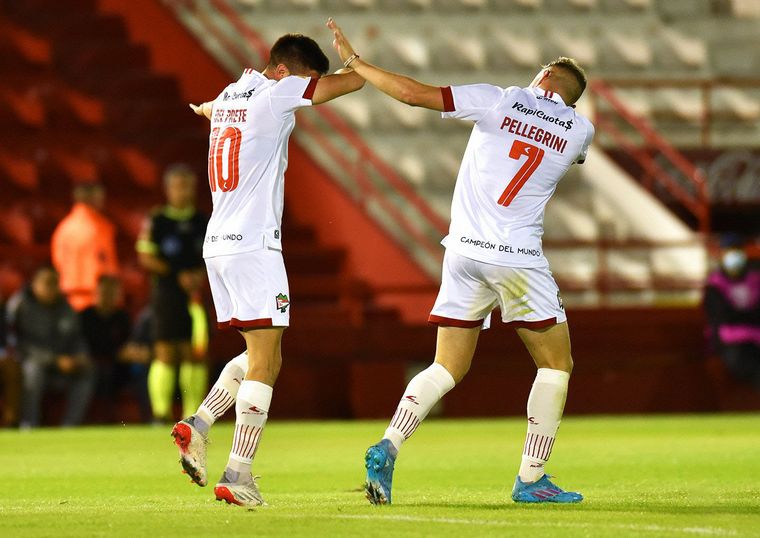 FOTO: Estudiantes de La Plata goleó por 6-1 a Barracas Central.