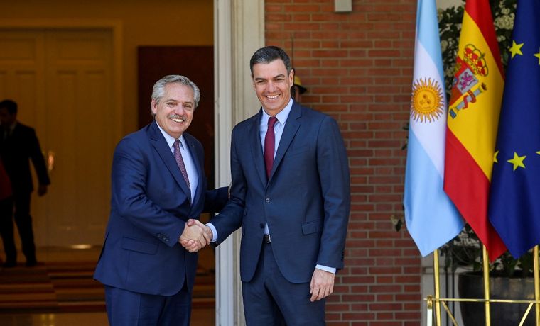 FOTO: Alberto Fernández y Pedro Sánchez.