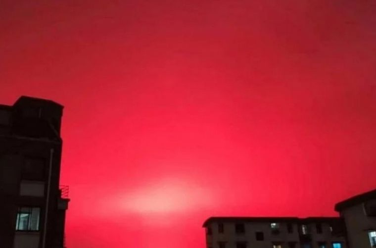 FOTO: El cielo se tiñó de rojo en China y la gente entró en pánico