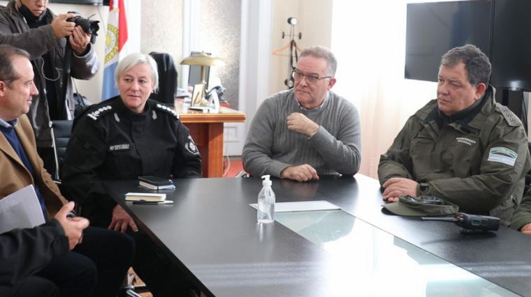 FOTO: El ministro Lagna y la jefa de Policía de Santa Fe con la plana mayor de Gendarmería.