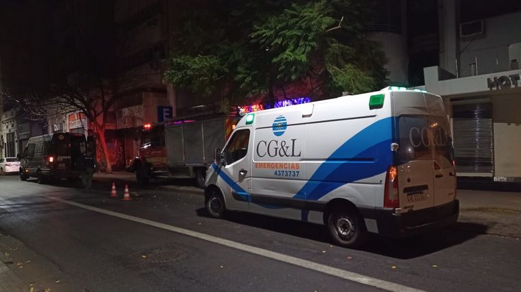 FOTO: La ambulancia llegó para revisar el estado de salud de la mujer.