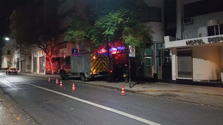 FOTO: Una mujer quedó encerrada en su departamento y debieron rescatarla los bomberos