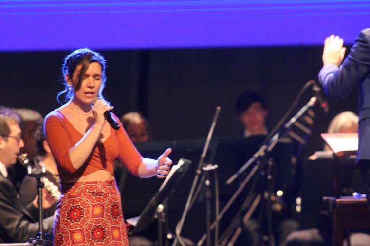 FOTO: Cecilia Mezzadra entonó las estrofas del Himno Nacional Argentino.