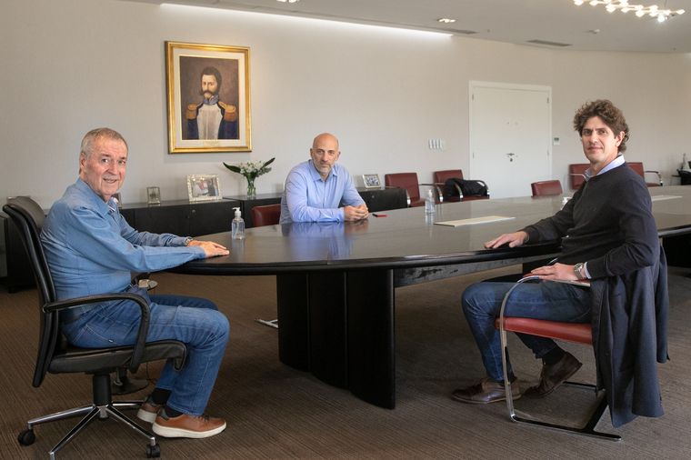 FOTO: Juan Schiaretti recibió a Martín Lousteau y Emiliano Yacobitti. 