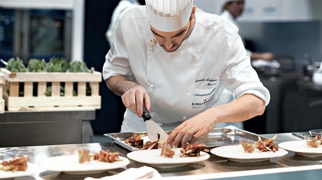 Chef y su ayudante en la cocina bistro